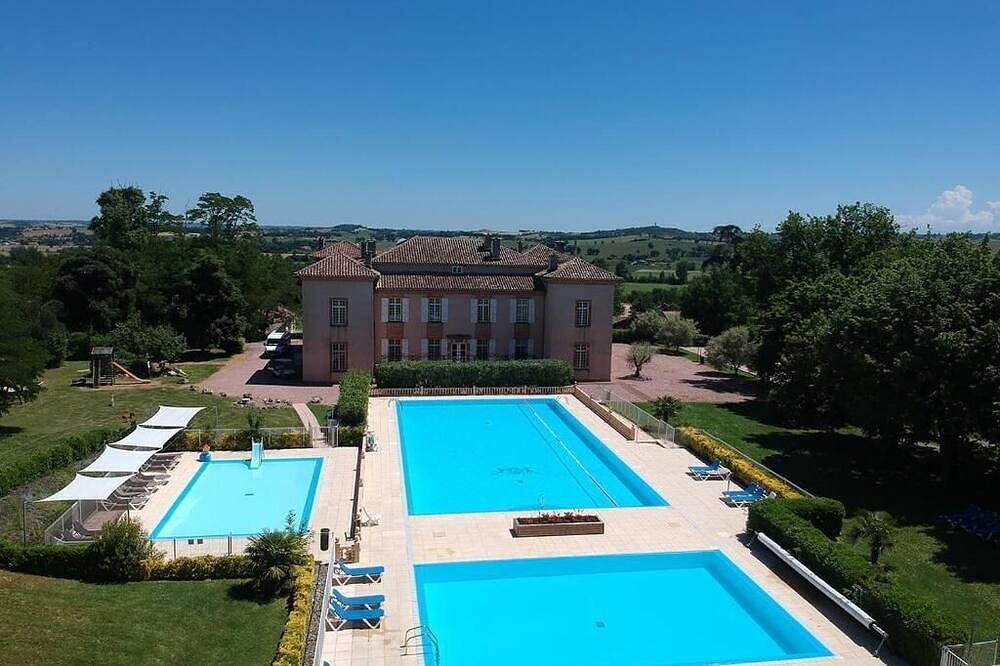 3-bedroom villa in residence with swimming pool and tennis court 45 minutes from Toulouse in Lombez, Gers