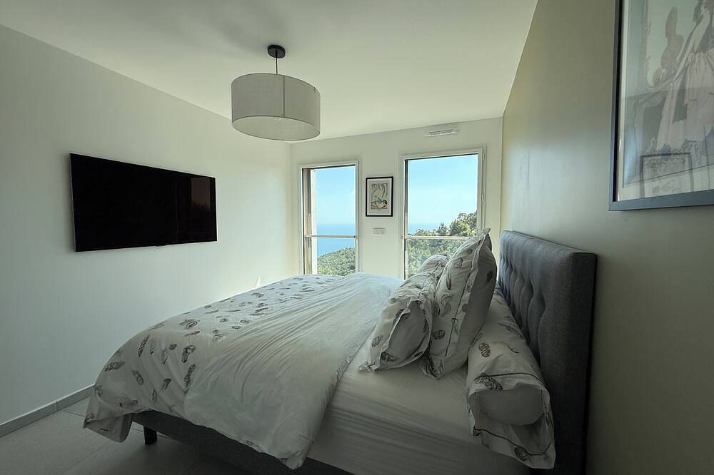Appartement entier, Superb two bedroom apartment with views of Mediterranean Sea and Eze village in Èze, Région de Nice