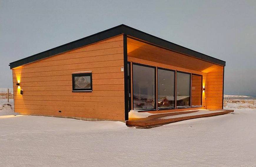 Cabaña de diseño junto al océano Ártico con vistas a la aurora boreal in Vadsø