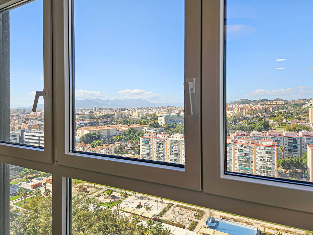 Apartamento entero, Apartamento Urban Sky Torre Norte, centro de Málaga in Palma-Palmilla, Málaga