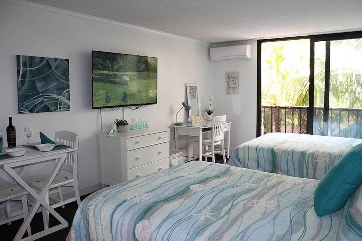Holiday apartment for 4 people, with balcony and pool as well as hot tub in Honolulu