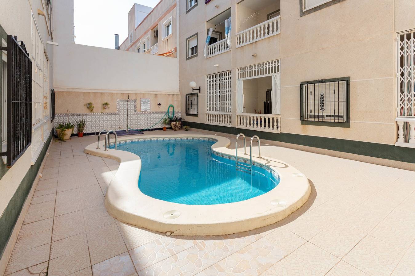 Apartamento entero, Apartamento 'Berg42atc8' con terraza, piscina compartida y aire acondicionado in Torrevieja Centro, Torrevieja