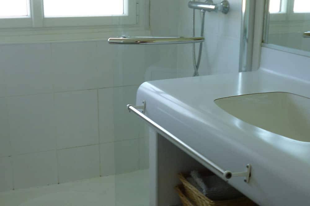 Appartement entier, Golfe du Morbihan, appartement 4 personnes, jardin clos privatif. in Arradon, Côte des Mégalithes