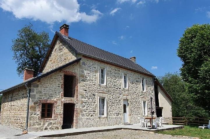 Gîte pour 6 personnes, avec terrasse et jardin, animaux acceptés à Charensat