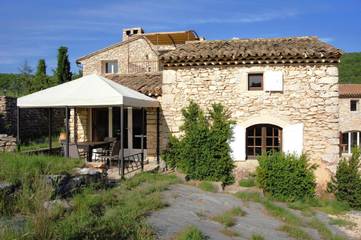 Gîte pour 4 personnes, avec sauna et piscine à Simiane-la-Rotonde