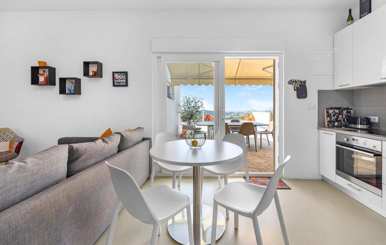 Oasis junto al mar: apartamento de 2 dormitorios con piscina y terraza in Rogoznica, Condado de Šibenik-Knin