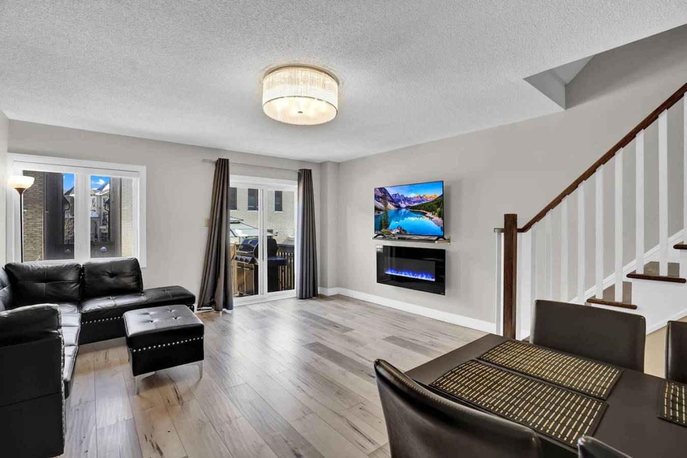Stylish Mississauga Lower Unit: Bbq Yard Paradise in Mississauga, Lake Ontario (Canada)