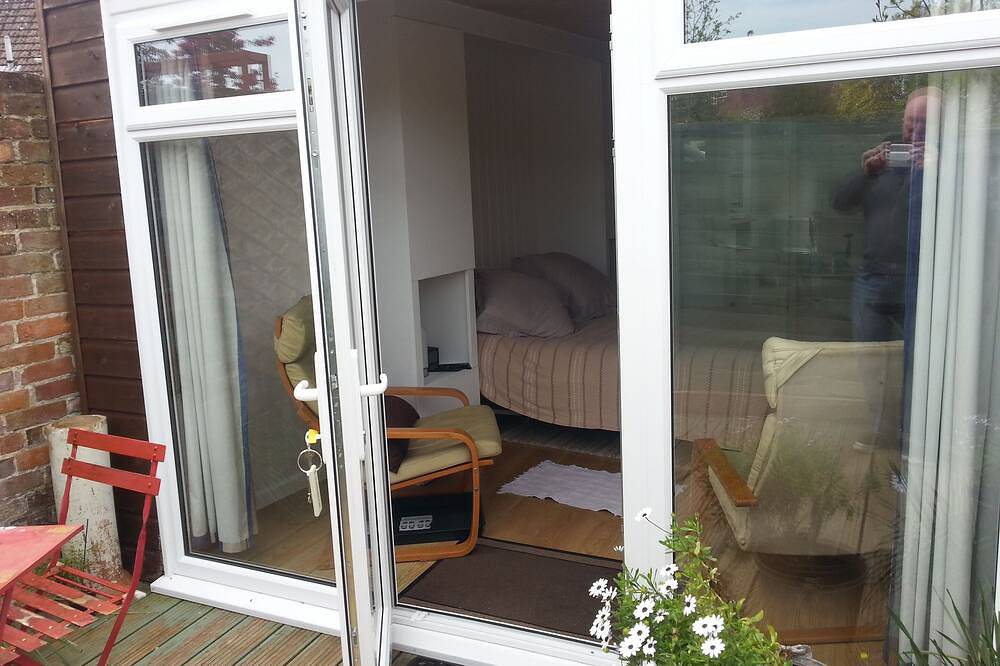 Self Contained Garden Studio With Private Decked Terrace, close to town and sea in Bridport, Dorset