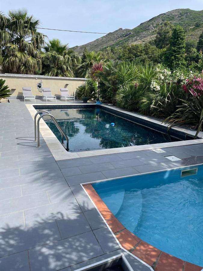Location de vacances pour 9 personnes, avec Terrasse et Jardin ainsi que Bassin pour enfant et Piscine à Barbaggio