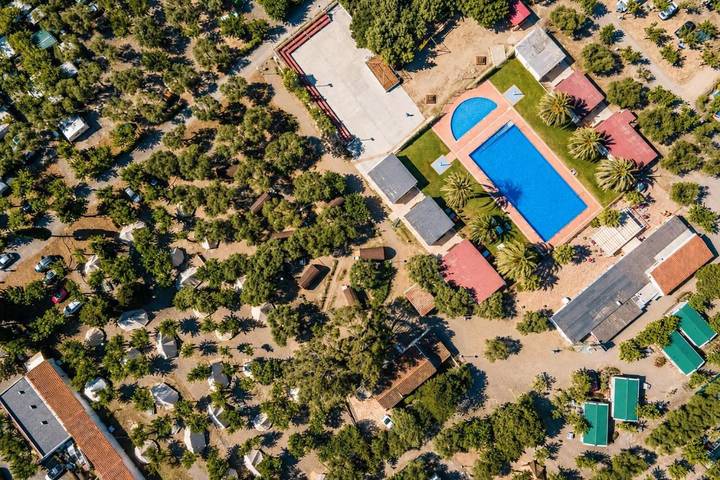 Tente pour 4 personnes, avec piscine ainsi que jardin et terrasse à Cambrils
