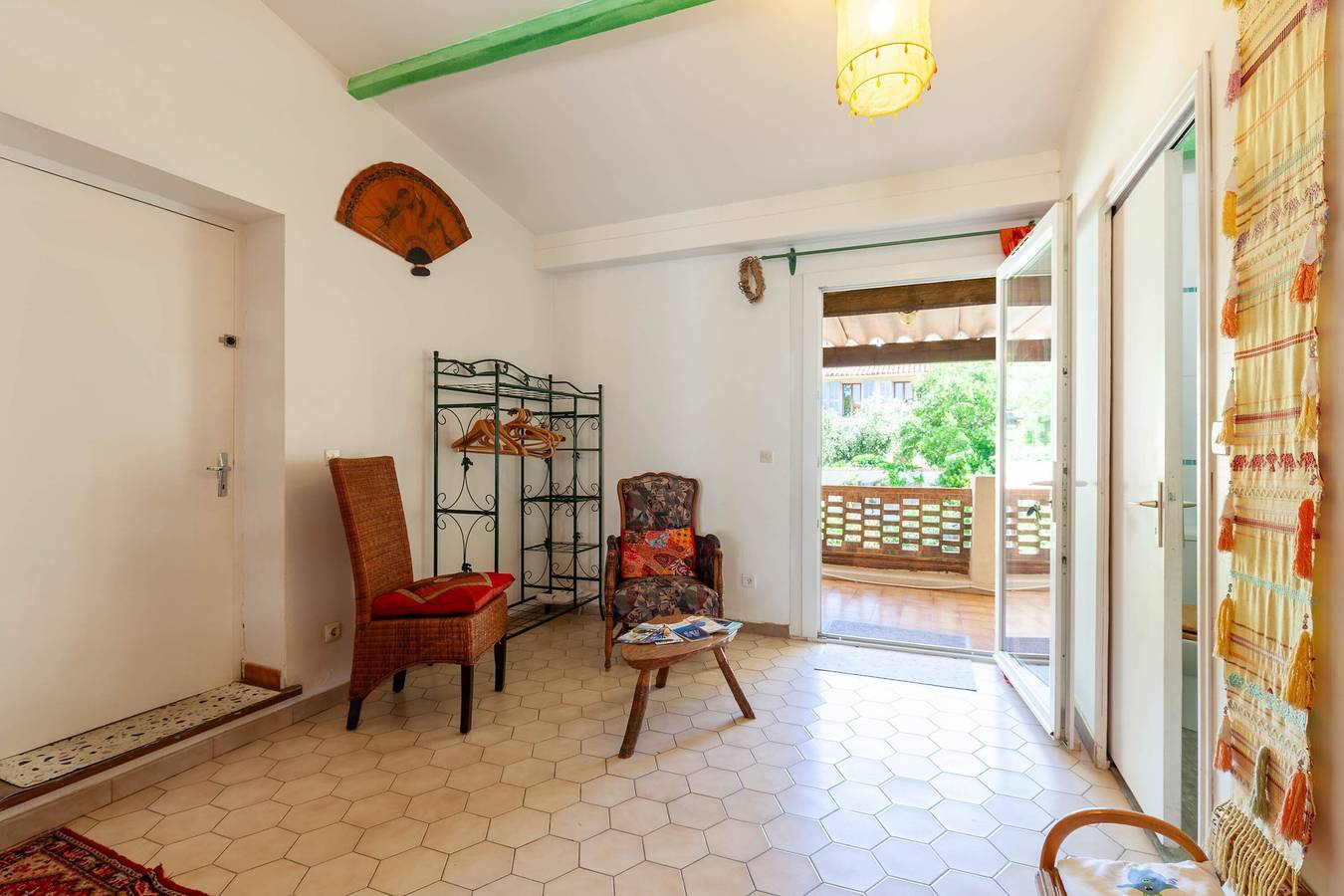 Habitación de huéspedes «Les Citronniers - Chapeaux» con terraza compartida, Wi-Fi y aire acondicionado in Marsella, Marsella region