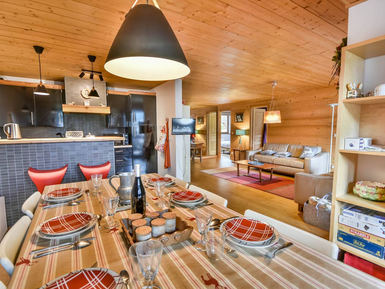 Entire apartment, Spacious 3Br Apt - 6-8p, Near Slopes, Sunny Terrace, Parking in Les Gets, Les Portes du Soleil