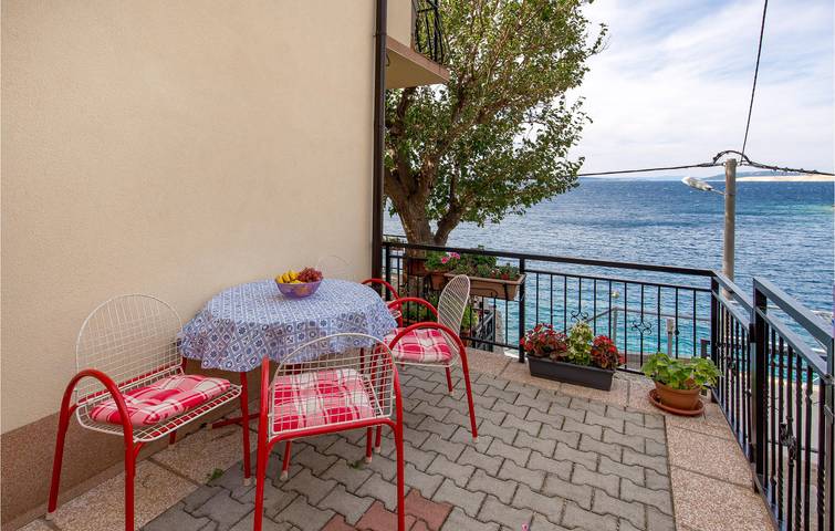 Ganze Ferienwohnung, Gemütliche Ferienwohnung am Meer mit Terrasse, WLAN und Parkplatz – 2 km vom Strand entfernt in Naturpark Velebit