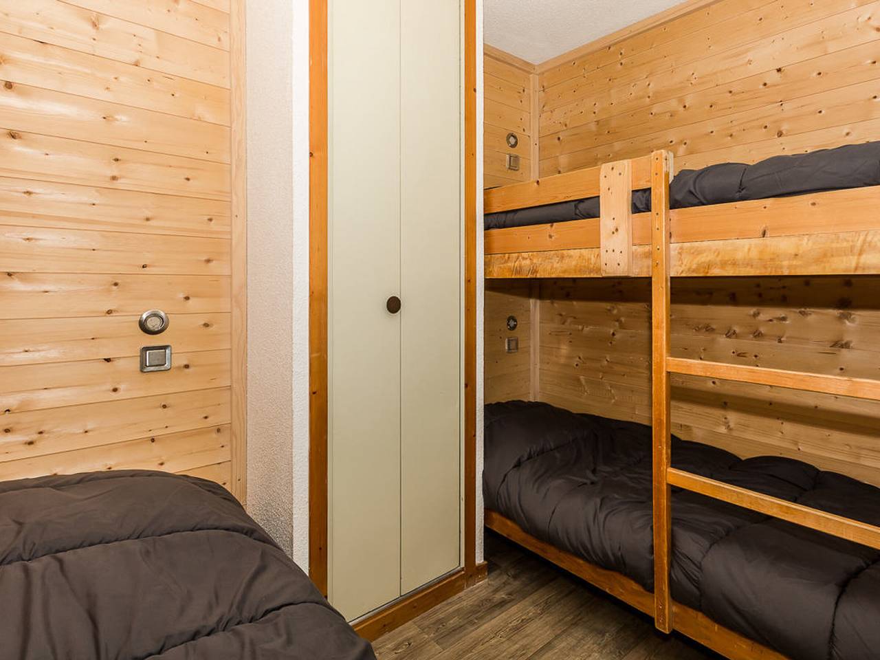 Entire apartment, Charming 2/3-room renovated apartment for 5, close to slopes and shops, free parking in Bellentre, La Plagne-Tarentaise