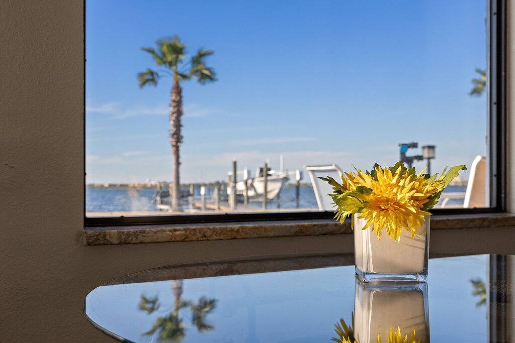 Manatee River Paradise with pool and dock awaits you! in Bradenton, Manatee County