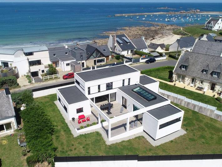 Location de vacances pour 10 personnes, avec jardin ainsi que piscine et vue dans Plage Pors-Meur