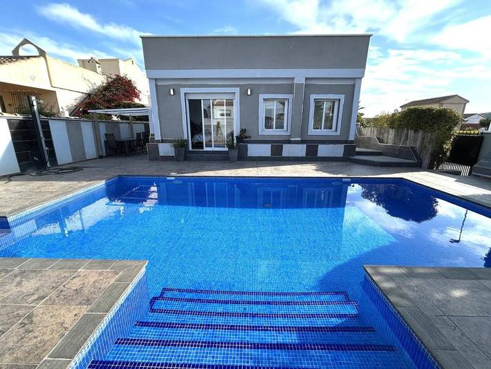 Location de vacances pour 6 personnes, avec piscine et jardin dans Camposol