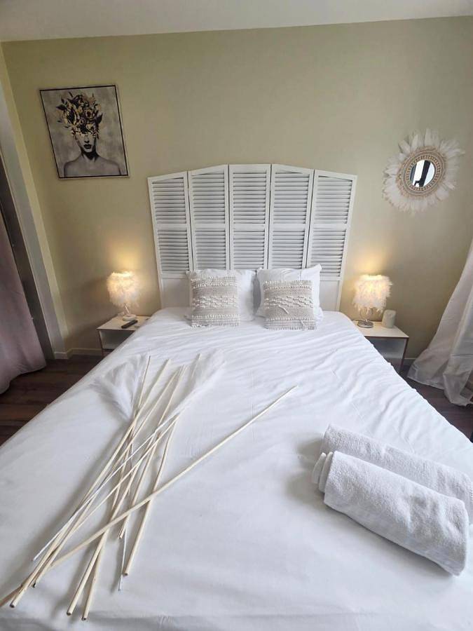 Appartement entier, Chambre Premium "Plume"- Sdb privée & coin repas in Sainte-Geneviève-des-Bois, Essonne