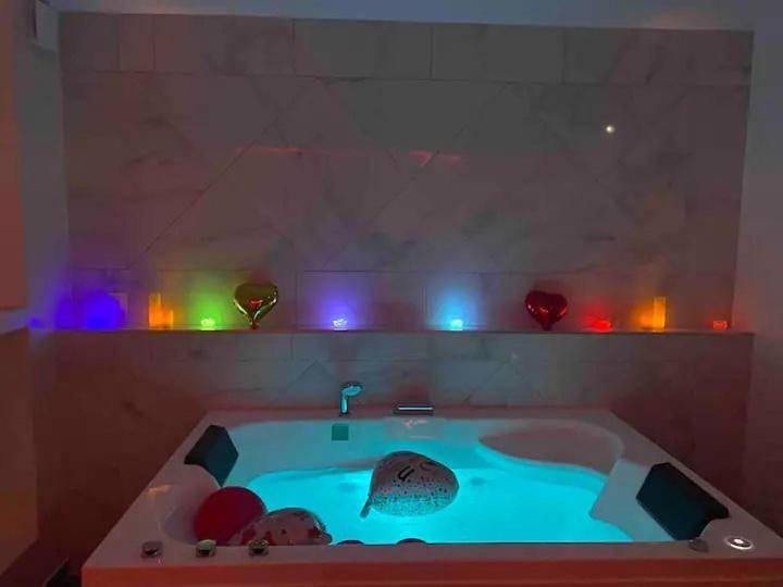Appartement entier, One-Bedroom Apartment with Spa Bath in Ris-Orangis, Essonne