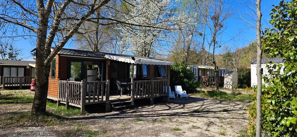 Camping pour 7 personnes, avec Balcon et Terrasse ainsi que Jardin et Piscine