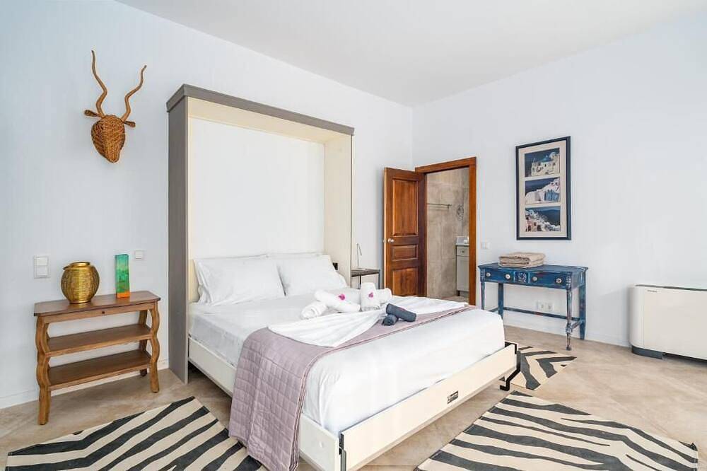 Charming 4-bedroom villa with infinity  pool, with  best view of  fabulous Poros in Poros Stadt, Poros