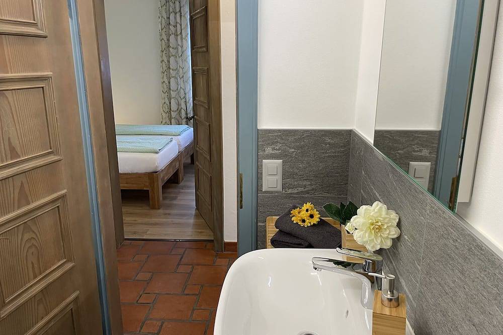 Ganze Wohnung, Charmante Ferienwohnung mit Panoramablick, Pool und Gartenparadies in Gordola, Tessiner Alpen