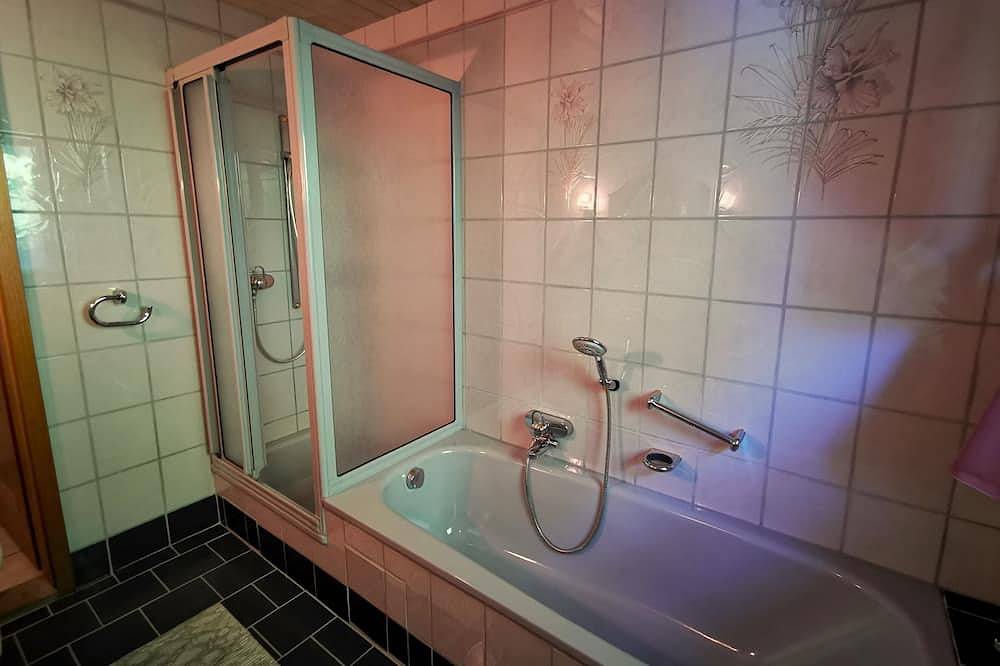 Ganze Wohnung, Ferienwohnung 1, bis 2 Personen, 55 qm, 1 Schlafzimmer in Traunreut, Landkreis Traunstein