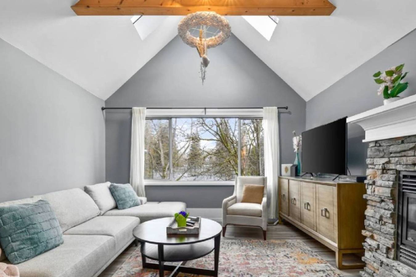Charming 2 bedroom Duplex steps from Jericho Beach in Vancouver, British-Columbia