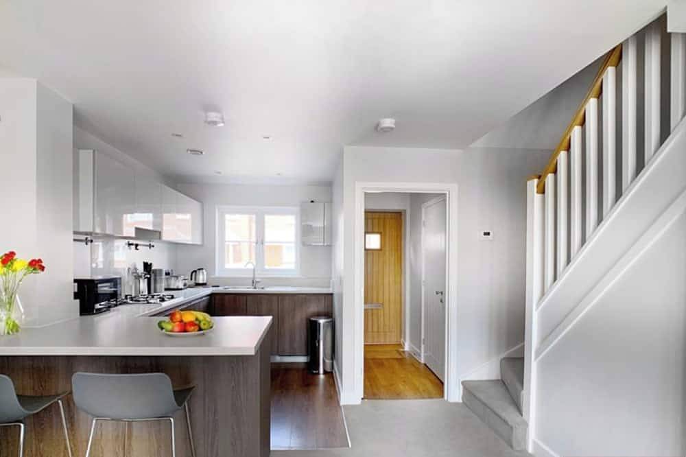 2 Bed House, Garden, Parking, Pets Welcome in Wokingham, Berkshire