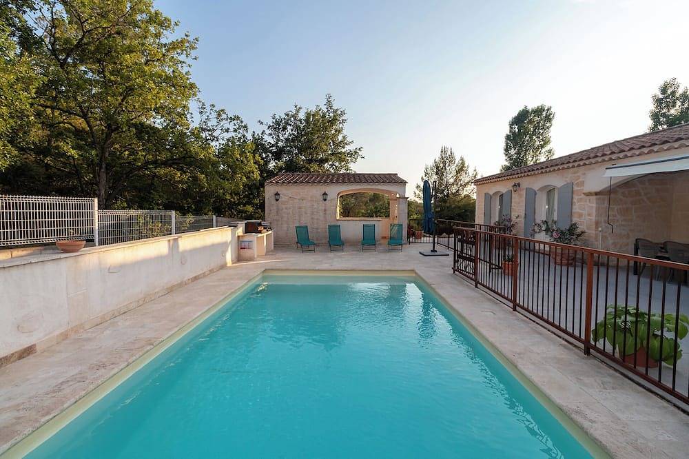 Villa la salamandre sleeps 10. Quiet, swimming pool, bowling green and private parking lot in La Verdière, Brignoles Region