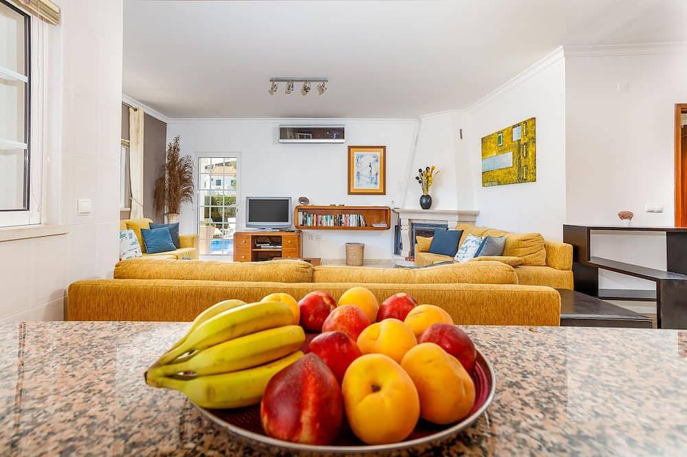 Tolles neues Ferienhaus mit 6 Sz/5 Bz & Swimmingpool in Gehentfernung vom Strand in Castro Marim, Faro Distrikt