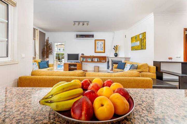 Tolles neues Ferienhaus mit 6 Sz/5 Bz & Swimmingpool in Gehentfernung vom Strand in Monte Gordo, Faro Distrikt