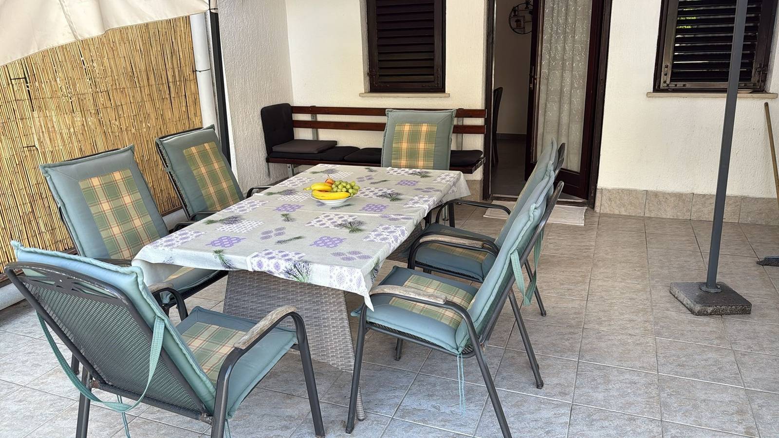 Ganze Wohnung, Neu renoviertes Apartment mit Außenterrasse in Malinska-Dubašnica, Krk
