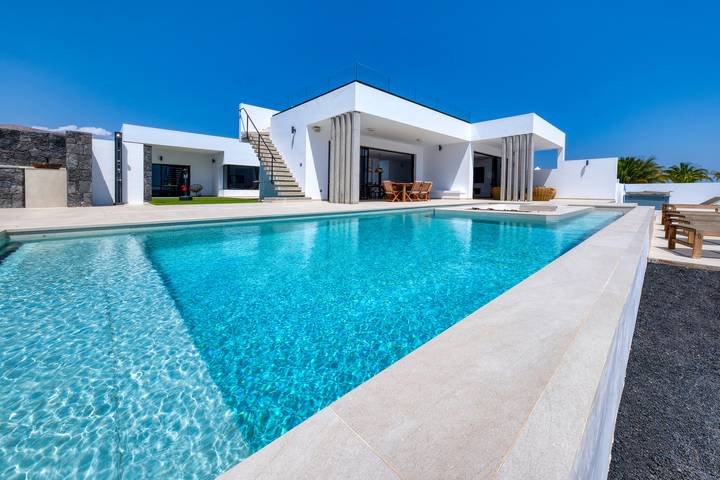 Villa for 12 people, with garden and ocean view as well as pool in Puerto Calero