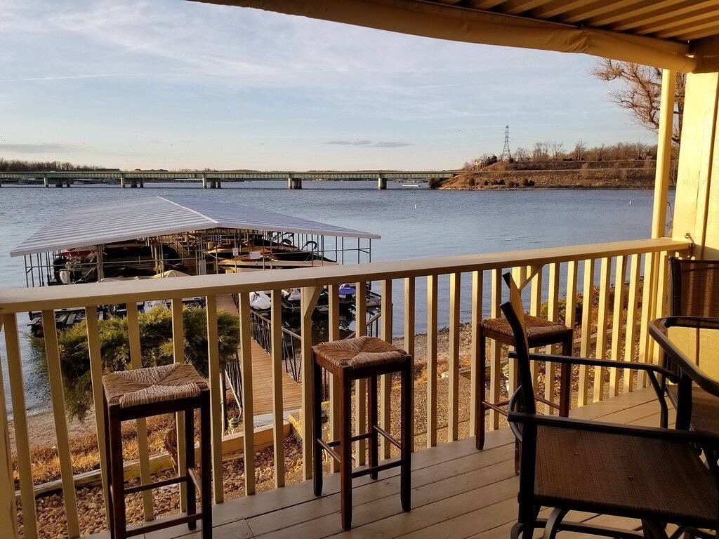 Ganze Wohnung, Gute Aussicht! Aktualisiert! Seeseite! Aufzug! Ganz in der Nähe von Einkaufsmöglichkeiten und Restaurants! W-lan in Osage Beach, Lake of the Ozarks