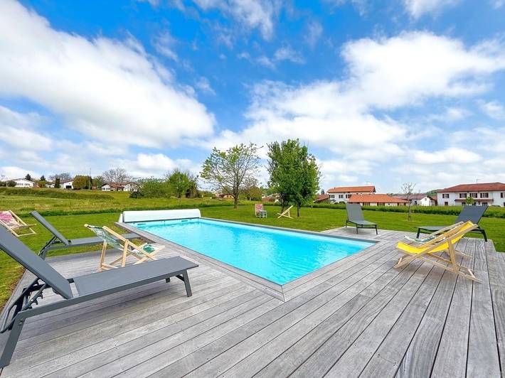 Gîte pour 12 personnes, avec piscine ainsi que jardin et terrasse, animaux acceptés à Béguios
