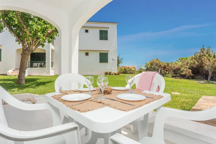 Ganze Wohnung, Apartment 'Biniforcat 21' nahe am Meer mit Gemeinschaftspool in Cala Blanes, Ciutadella
