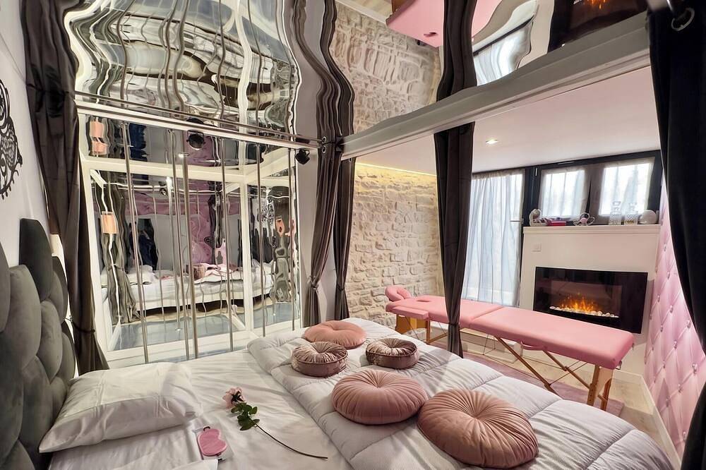 Caporizon-Love House-Une maison entiere dédiée aux plaisirs de l'amour in Biras, Périgord Blanc