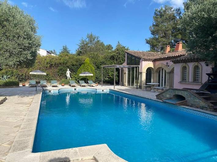 Location de vacances pour 4 personnes, avec piscine ainsi que vue et jardin à Cuges-les-Pins - 2