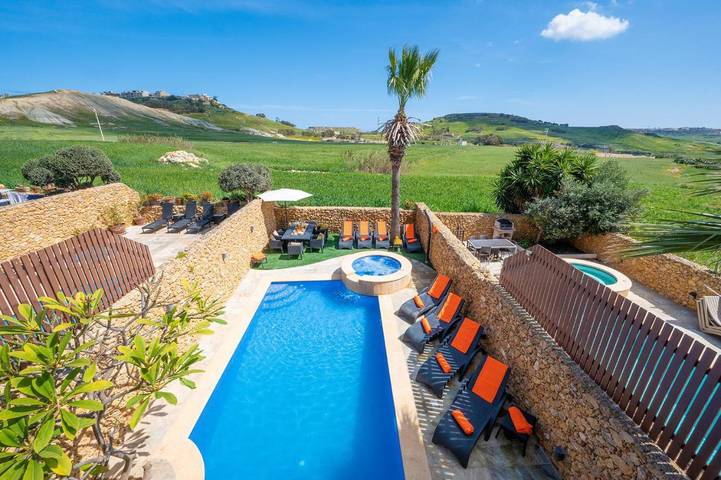 Casa rural para 12 pessoas, com piscina e terraço e ainda jardim, com animais de estimação em Malta