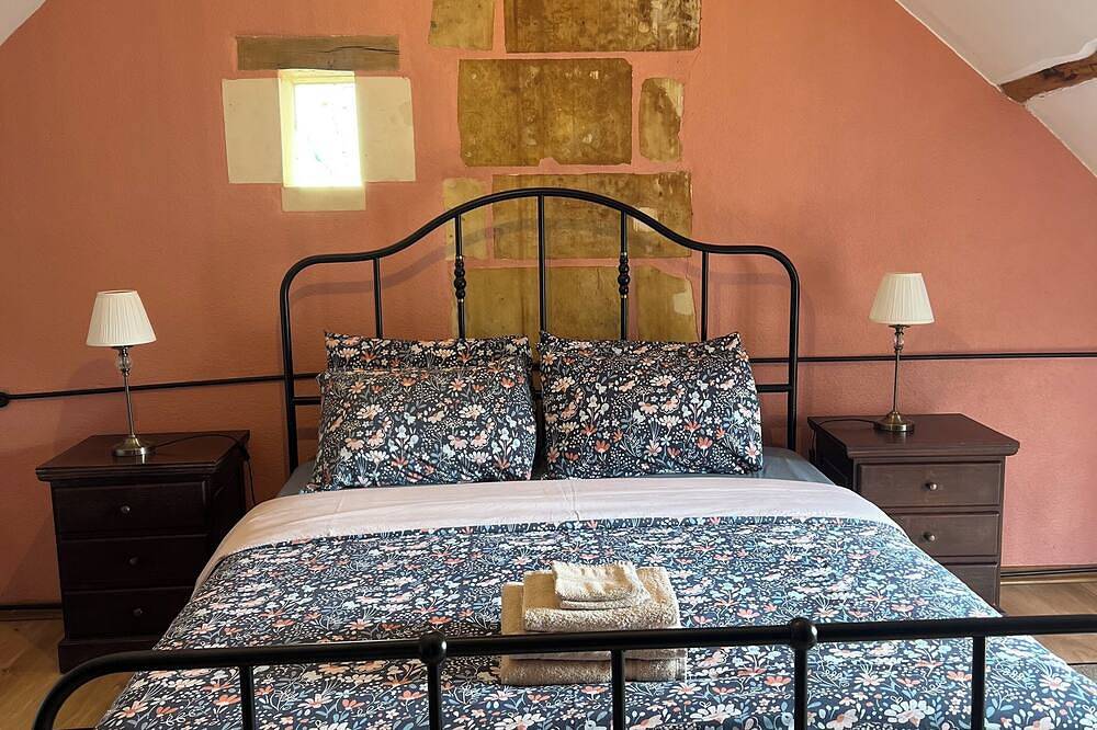 Rustic 2 bed self-catering cottage with heated pool & panoramic views. in Le Petit-Pressigny, Loches und Umgebung