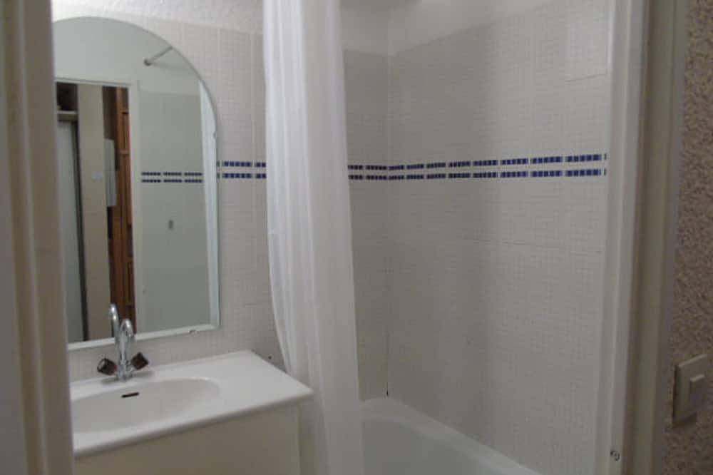 Appartement entier, Charmant studio rénové, proche télécabine, balcon sud, animaux acceptés, draps inclus, casier à ski in Valfréjus, Modane