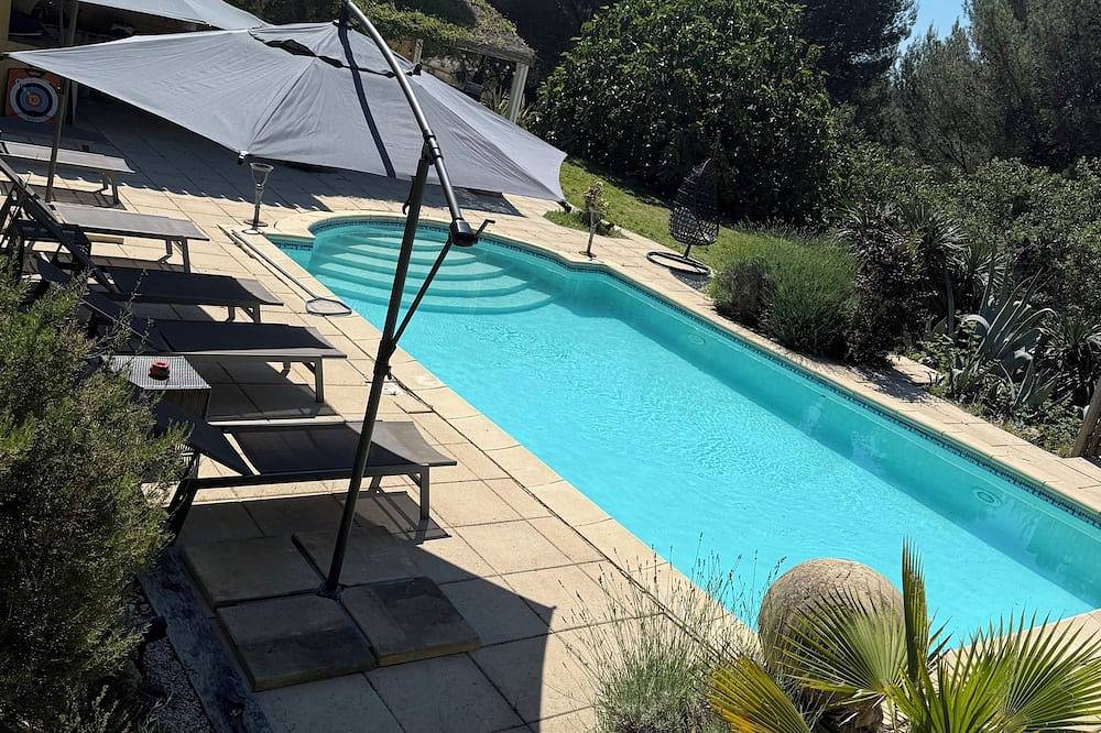 Villa Provençale de 250 m2 avec piscine -  à 8 Km D'Aix en Pce pour 8 personnes. in Ventabren, Côte méditerranéenne (France)