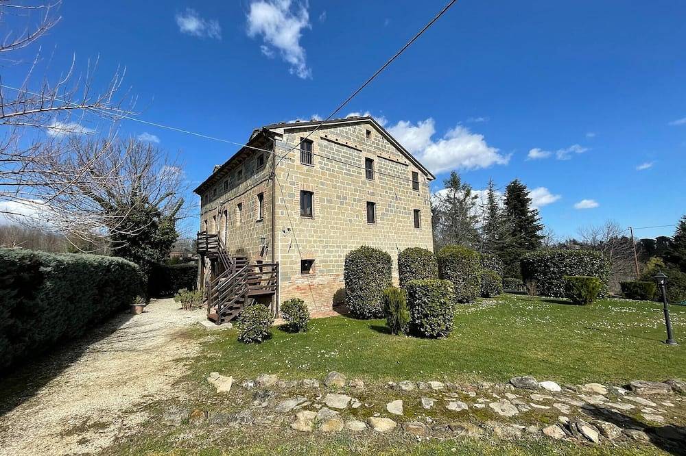 Large Group Retreat with Pool in Amandola, Monti Sibillini National Park