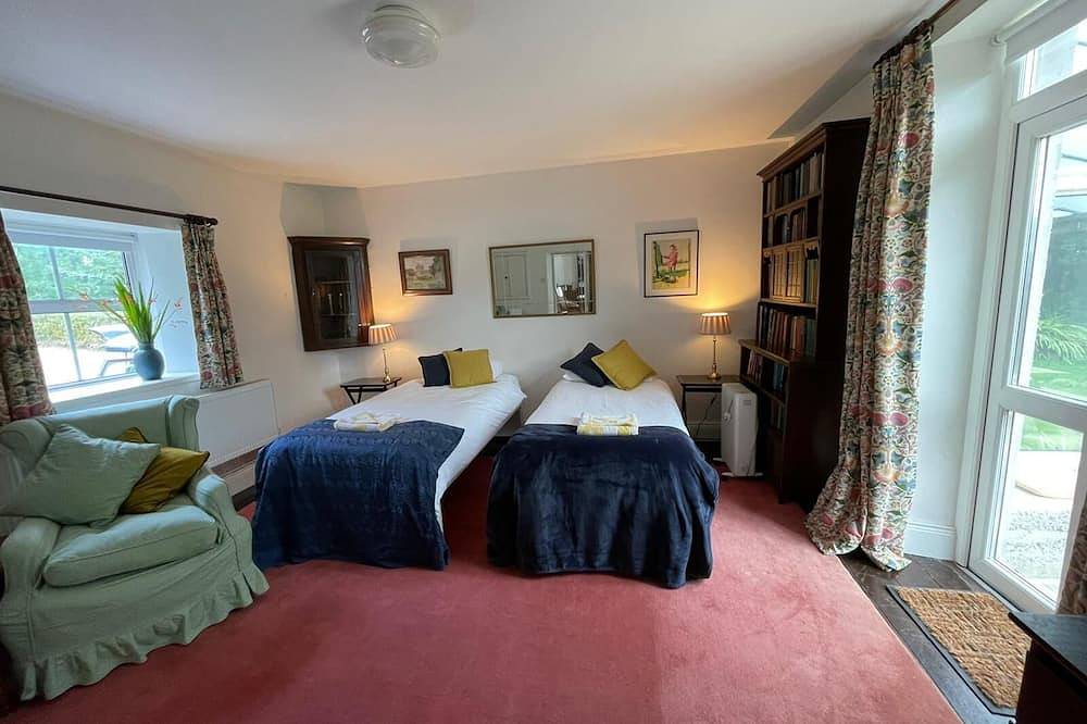 Secluded Glenbeg Tower in stunning private estate. in Drongawn Lough