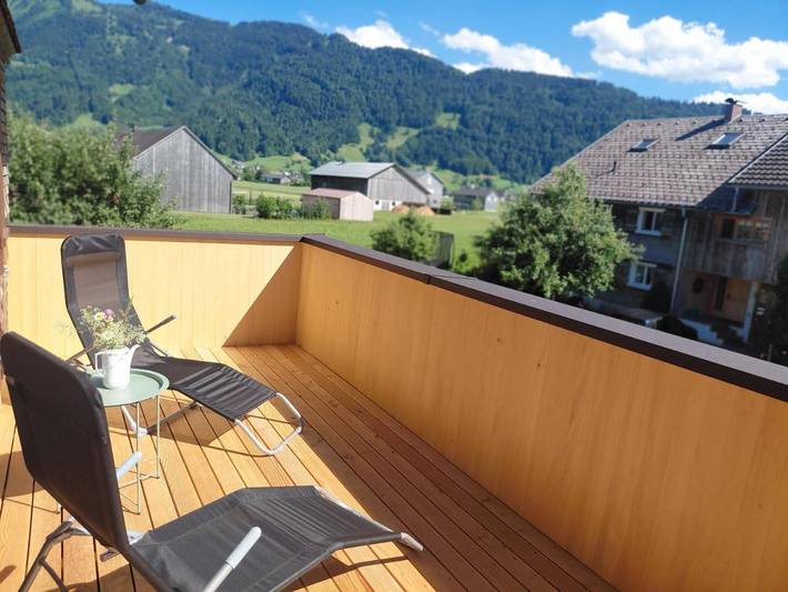 Ferienwohnung für 7 Personen, mit Balkon und Terrasse sowie Garten und Ausblick in Andelsbuch