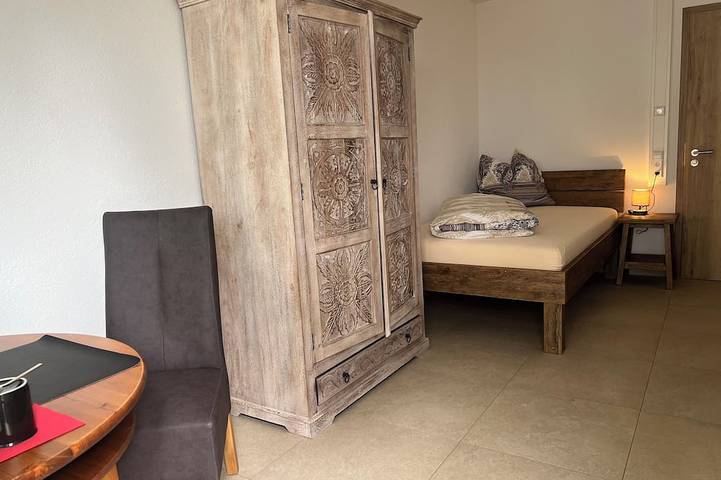 Ganze Wohnung, 1 Zimmerwohnung für 1 Person ohne Küche,   Terasse,  an der Aach, Bodensee nah in Singen, Hegau