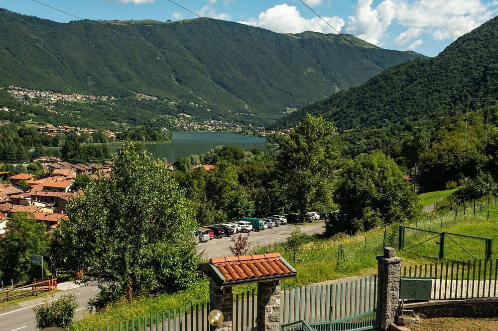 Ganze Wohnung, Aunt Maria's - Spirola Apartment. For a vacation surrounded by greenery in Monasterolo del Castello, Prealpi Bergamasche Orientali