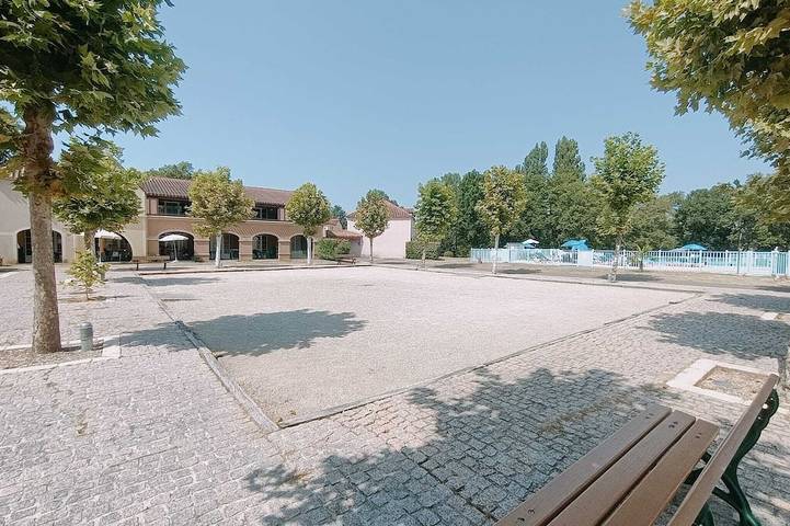 Entire apartment, House, near parking, heated pool, sleeps 4–5, ground floor, lake, nature, and fishing in Monflanquin, Villeneuve-sur-Lot region