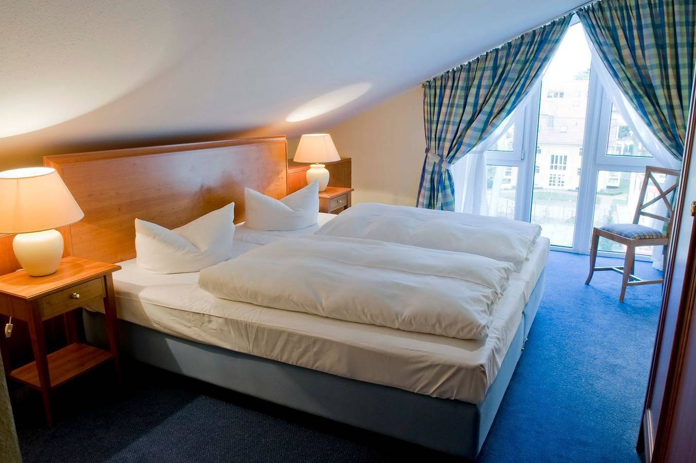 Apartamento entero, Gemütliche, lichtdurchflutete Dachgeschoss-Ferienwohnung in Toplage am Strand in Seebad Heringsdorf, Heringsdorf